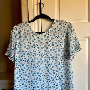 Short sleeve white with blue print